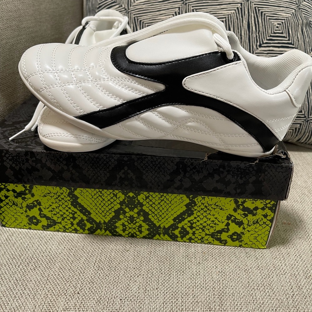 Cape Robbin White and black Sneakers